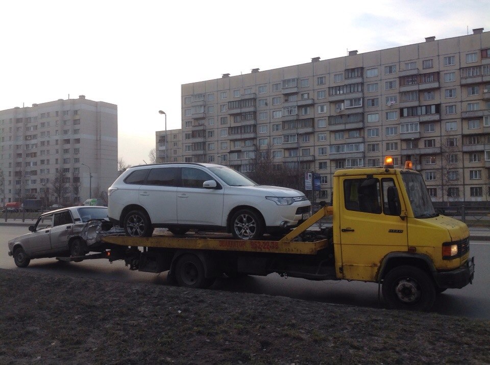 Эвакуатор минское шоссе. 2110 На эвакуаторе. Эвакуатор на 2 автомобиля. Эвакуатор 173. Эвакуаторы 73.